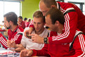Die Mittagspause nutzten die Fußballer Nico Wessel, Roland Kaiser und Hazret Suljic-Delic um die Fotoausbeute zu begutachten. (Foto: Luca Siermann)