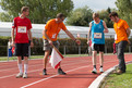 Christoph Brügge stellt sich auf seinen Startplatz zur 4 x 100 m Staffel. (Foto: Luca Siermann)