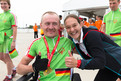 Nicole Vincenz von SO Thüringen freut sich mit Waldemar Riel über seine tolle Leistung, die mit der Bronzemedaille gekrönt wurde. (Foto: Luca Siermann)