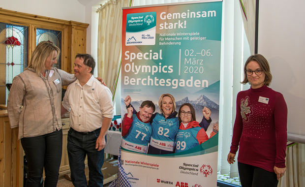 Stolz und mit Freude über die positive Resonanz präsentieren die "Gesichter der Spiele" Hilde Gerg, Paul Wembacher und Sandrine Springer das Kampagnenmotiv der Special Olympics Berchtesgaden 2020. Foto: BGLT/Barbara Rasp 