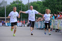 Wolfram Kons (Mitte) läuft gemeinsam mit Achim und Anja Hanf ins Ziel. (Foto: SOD/Andreas Bister)