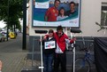 Stefanie Wiegel und Oliver Burbach sind stolz auf das große Plakat. (Foto: SOD)