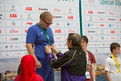 Günter Klützke überreicht Jan Rammler (Haus der Lebenshilfe Gifhorn gGmbH) die Goldmedaille im Badminton. (Foto: SOD/Jo Henker)