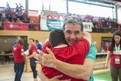 Oskar Dernitzky vom Orga-Team wird herzlich von einem Athleten umarmt. (Foto: SOD/Julia Krüger)