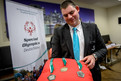Athletensprecher Roman Eichler präsentierte auf der Eröffnungspressekonferenz der Special Olympics Düsseldorf 2014 den Medaillensatz. (Foto: SOD/Andreas Endermann)