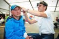 Oliver Motz (Treffpunkt, Caritasverband Stuttgart e.V.) lässt sich von Dr. Manfred Bartsch (HNO-Arzt Düsseldorf) die Ohren untersuchen. (Foto: SOD/Tom Gonsior)