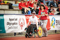Laura Bär wird von Helferin Andrea beim 100-m Rollstuhlrennen unterstützt. (Foto: SOD/Tom Gonsior)