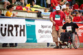 Auch Jonas Gauditz von der Schule am Webersberg Homburg wird von seinem Helfer Sayit Azeyer beim 100-m Rollstuhlrennen angefeuert. (Foto: SOD/Tom Gonsior)