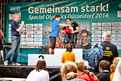 Für seine Leistung beim 100-m Rollstuhlrennen erhielt Markus Kessler vom Förderverein Special Olympics Hochrhein e.V. seine Medaille von Albin Hofmayer (Athletensprecher von Special Olympics Bayern). (Foto: SOD/Tom Gonsior)