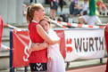 Mona Gillmann (FSJ Sportschule Hachen) umarmt Ana Zivkovic (St. Valentinsschule Ruhpolding), die den 400-m Lauf der Damen gewonnen hat. (Foto: SOD/Tom Gonsior)