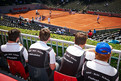 Die Tennisspieler der Adolf-Rebl-Schule Pfaffenhofen, Andreas Öttinger, Florian Wallerer, Kaan Ukac und Florian Grunberger (vlnr.) verfolgen gespannt das Spiel auf dem Centre Court. (Foto: SOD/Tom Gonsior)
