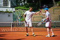 Johan Brunstrom, ATP-Profi aus Schweden, klatscht sich mit SO-Athlet Simon Götting ab. (Foto: SOD/Tom Gonsior)