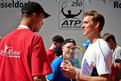 Plausch unter Tennisspielern: Lucas Hassel TC Grün-Weiß Neuss und Johan Brunstrom fachsimpeln nach dem Spiel. (Foto: SOD/Tom Gonsior)