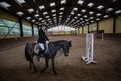 Luisa Fussy vom Verein für Reittherapie für Behinderte Werne hat mit ihrem Pferd Nevimo das Ziel des Geschicklichkeitsparcours erreicht. (Foto: SOD/Stefan Holtzem)