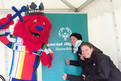 Maskottchen Tosi freut sich genauso wie Projektleiterin Isabel Dassdorf und Juniorprojektleiterin Anne Robering auf die Special Olympics Düsseldorf 2014. (Foto: SOD)