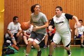 Basketball-Profi Laura Geiselsöder und Steffen Schmitz von der Mannschaft der Bruckberger Heime im gemeinsamen Training. (Foto: Martin Hötzl)