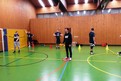 Jan Niklas Müller vom Regaionalliga Team des TSV 1860 Ansbach leitet die Übungen des Basketballabzeichens an. (Foto:Bruckberg)