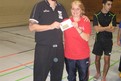 Manu Pasios, NBBL Trainer übergibt Doris Kretzschmar Freikarten für das kommende Spiel.(Foto:SO BW)