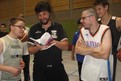 Die SO Athleten und Teilnehmer der World Games LA Florian Kuhn (li) und Thomas Heinritz(li) zeigen NBBL Trainer Manu Pasios (mi) das Delegationsbuch.(Foto:SOBW)