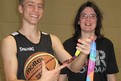 NBBL Spieler Louis Thieme bewundert die Bronze Medaille (World Games LA) von Julia Epple.(Foto:SO BW)