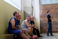 De Teilnehmer des Trainings mit den Titans hören Coach Christian Pöhner aufmerksam zu.(Foto: Ingo Noderer)