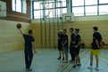 Nico Baumgartner (li) vom Team Bruckberg zeigt den Schülern worauf es in den Übungen ankommt. (Foto: Martin Hötzl)