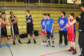 Die Spieler beider Teams bei der Vorstellungsrunde mit Trainer Manu Pasios. Foto: Caritas Stuttgart