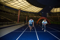 Auf die Plätze fertig los! Was für ein Erlebnis im Olympiastadion Berlin eine Runde zu drehen. Foto: SOD / Annette Hauschild (OSTKREUZ)