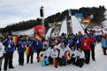 Gruppenbild aller Athleten mit ihren Betreuern vor der großen Olympia-Skischanze. (Foto: SOD/Karl Wagner)