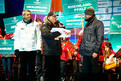 Hansgeorg Hauser, OK-Präsident und Vizepräsident SOD, überreicht die Special Olympics Fahne an den Vertreter der nächsten Ausrichterstadt Burkhard Hintzsche, Sportdezernent der Stadt Düsseldorf. (Foto: ADAC/Tom Gonsior)