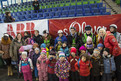 Die Regenbogengruppe des St. Martin Kindergarten in Garmisch-Partenkirchen bei den Eisschnelllaufwettbewerben. (Foto: SOD/Stefan Holtzem)