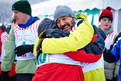 Skilegende Christian Neureuther umarmt seinen Teamkollegen. (Foto: ADAC/Tom Gonsior)
