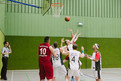 Der Ball ist hart umkämpft beim Spiel der Friedrich-von-Bodelschwingh Schule Bergkamen gegen OBA München. (Foto: SOD/Jörg Brüggemann OSTKREUZ)