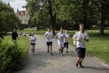 David Sulkovsky und Athleten der Hannover Indians laufen die erste Etappe vom Neuen Rathaus bis zum Maschsee. (Foto: SOD/Stefan Holtzem)