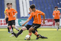 Die Spieler der ASG Konrad-Biesalski-Schule (Orange) verteidigen den Ball gegen das Unified Team Meldorf (blau). (Foto: SOD/Stefan Holtzem)