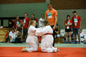 Christine Kimmerle vom Judo-Club Grenzach-Wyhlen (links) trat in der Leistungsklasse III gegen Pia Heck von der Helen-Keller-Schule Rüsselsheim an. (Foto: SOD/Helge Krückeberg)