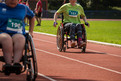 Laura Bähr gibt ihr Bestes, um Nele Krupski beim 50m Rollstuhl-Rennen einzuholen. (Foto: SOD/Jo Henker)