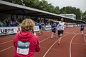 Wolfgang Gunzelmann (Integrativer SV SG Handicap Nördlingen e.V.) schreit seine Freude über den Sieg im 100m Lauf heraus und wird von Helferin Veral-Linda Rojas (ABB) in Empfang genommen. (Foto: SOD/Stefan Holtzem)