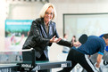 SOD-Präsidentin Christiane Krajewski probiert sich auch gleich beim Tischtennis aus. (Foto: Michael Löwa)
