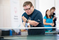 Athlet Roman Baldauf von den Hannoverschen Werkstätten zeigt sein Können beim Tischtennis. (Foto: Michael Löwa)