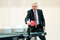 Auch Reinhard Rawe, Vorstandsvorsitzender vom LSB, greift sofort zur Kelle und ist für ein Spielchen zu haben. (Foto: Michael Löwa)
