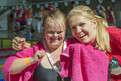 Athletin Sabrina Schneider und Anna Marquardt, freiwillige Helferin, freuen sich über einen gelungenen Wettbewerb. (Foto: SOD/Florian Conrads)