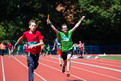 Timo Steinberg (Schule am Knieberg) freut sich schon vor dem Ziel über ein tolles Rennen. Links von ihm läuft Jannik Horns (Schule an der Virneburg). (Foto: SOD/Christian Burkert)