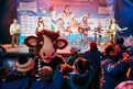 Auch Kuh "Flecki", das Maskottchen der Gemeinde Inzell, feierte bei der Abschlussfeier mit den Athleten. (Foto: SOD/Tom Gonsior)