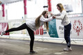 Lucia Hüsken (links) und Shanice Weber (rechts) von der Bernetalschule in Essen wärmen sich vor dem Training gut auf. (Foto:SOD/Stefan Holtzem)