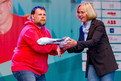 SOD-Präsidentin Christiane Krajewski übergibt die Special Olympics Fahne an Athletensprecher Mark Solomeyer. (Foto: SOD/Sascha Klahn)