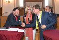 Mark Solomeyer überreichte Oberbürgermeister Dr. Ulf Kämpfer die erste Teilnehmerschleife der Special Olympics Kiel 2018. Mit auf dem Bild: SOD-Präsidentin Christiane Krajewski. (Foto: SOD/Juri Reetz)