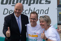 Innenminister Hans Joachim Grote mit Athletensprecher Sebastian Kröger und Maike Rotermund von den Norderstedter Werkstätten. (Foto: SOD/Michael Richter)