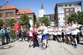Die Läuferinnen und Läufer haben mit OB Ulf Kämpfer das Ziel an der Sparkassen-Arena-Kiel erreicht und präsentieren die Special Olympics Fackel. (Foto: SOD/Stefan Holtzem)