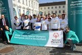Vor dem Start zeigen die Läuferinnen und Läufer ein Banner mit ihrem Wunsch für Special Olympics Weltspiele 2023 in Deutschland. (Foto: SOD/Juri Reetz)